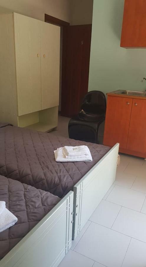 Athina Apartments 托隆 外观 照片